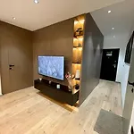 Queens Luxury Apartments Tirana